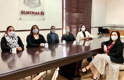 Integrantes del colectivo Guerreras Buscadoras, a la izquierda, y la alcaldesa Sara Valle, este viernes, en Guaymas.