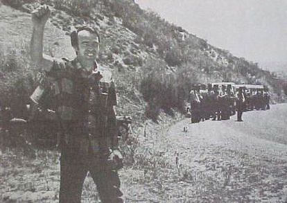 Paco Casero tras la ocupación de una finca en Cádiz bajo la vigilancia de la Guardia Civil.