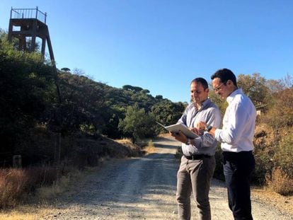 Vincent Ledoux (a la derecha) y Xavier Valls, en los terrenos previstos para la mina de litio.