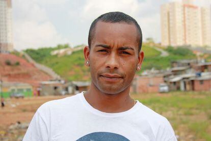 Robson en la comunidad donde vive en Carapicuíba.