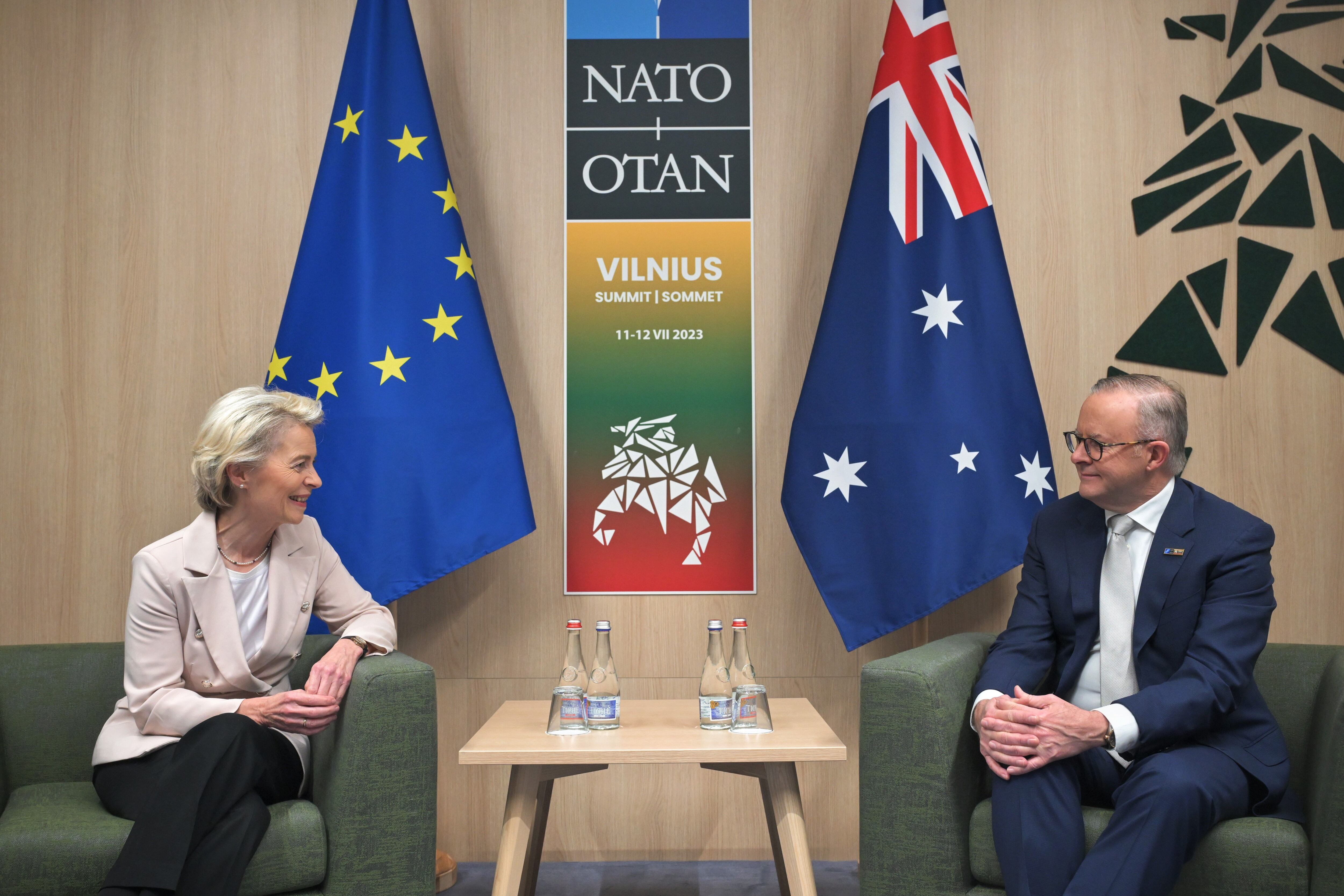 La presidenta de la Comisión Europea, Ursula von der Leyen, junto al primer ministro australiano, Anthony Albanese, durante la cumbre de la OTAN en Vilnius (Lituania). 