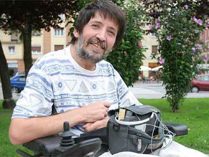 José Sánchez, enfermo de esclerosis múltiple, momentos antes de la entrevista en Bilbao.