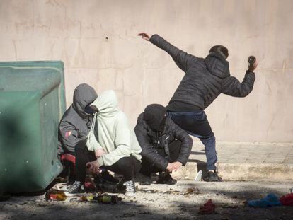 Un hombre lanza una botella a la policía durante los disturbios de Puerto Real, este miércoles.