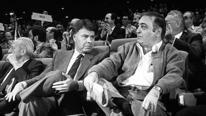 Felipe González (izquierda) y Nicolás Redondo, en el congreso del PSOE de 1988, en Madrid.