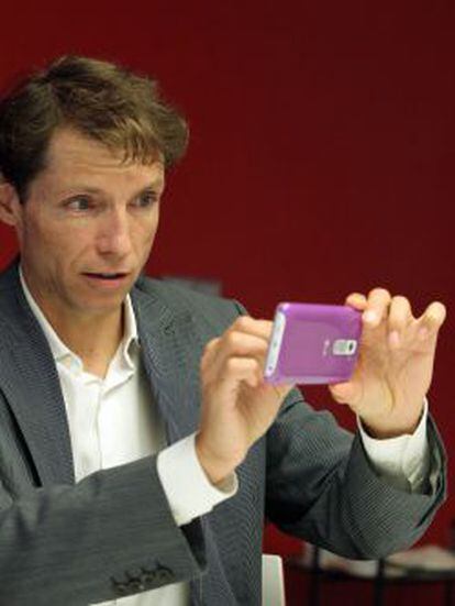 Óscar Rodríguez muestra el nuevo smartphone premium de LG, el G2.