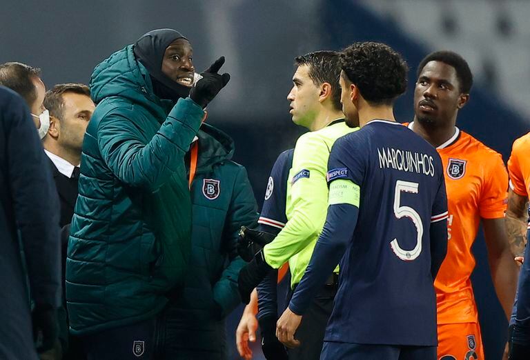 Los jugadores del PSG y el Estambul interrumpen el partido para denunciar el racismo del cuarto árbitro | Deportes | EL PAÍS