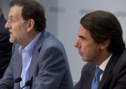 El presidente del Gobierno,Mariano Rajoy, y el ex presidente  Jos&eacute; Mar&iacute;a Aznar, en la clausura el Campus FAES hace un a&ntilde;o. 