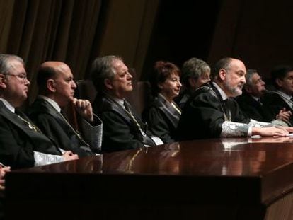 El president de el Tribunal Constitucional, al costat de diversos magistrats, en un acte del passat mes de març.