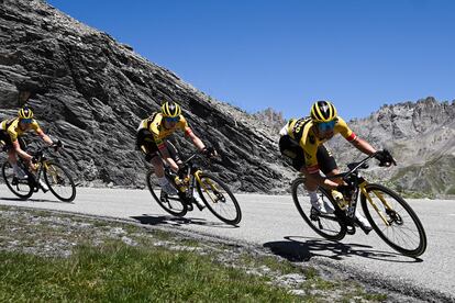 Roglic desciende el Galibier guiando a sus compañeros de equipo Vingegaard y Kruijswijk.