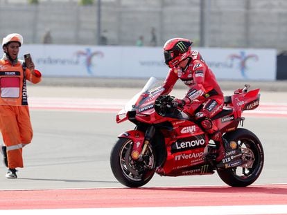 Francesco Bagnaia, del Ducati Lenovo Team, celebra su triunfo en el circuito de Mandalika, este domingo.
