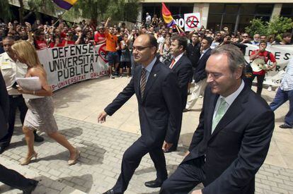 Alberto Fabra y el nuevo rector de Alicante, Manuel Palomar, entre protestas.