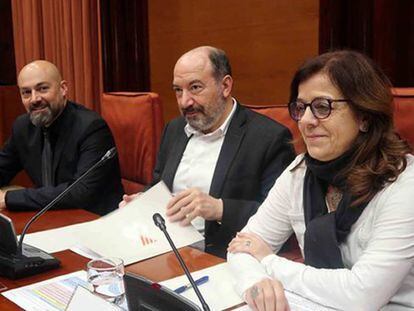 Los directores de Catalunya Ràdio, Saül Gordillo, y de TV3, Vicent Sanchís, con la presidenta de la Coporación, Núria Llorach.