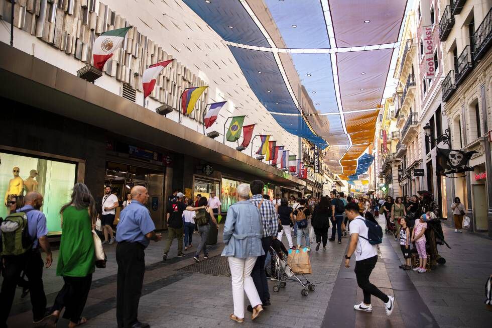 La calle Preciados cubierta de parasoles de colores con motivo de la celebración de la final en Madrid.