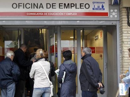 Cola del paro en la oficina de empleo de la Avenida de Santa Eugenia, en Madrid.