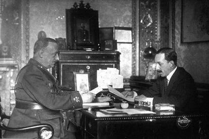 Entrega del primer despacho de Miguel Primo de Rivera con el rey Alfonso XIII en septiembre de 1923.
