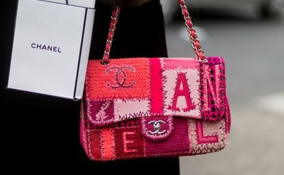 Detalle de uno de los bolsos de Chanel.