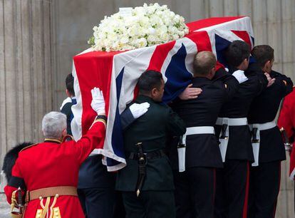 Personal militar portan el féretro con los restos mortales de Margaret Thatcher a la entrada de la Catedral de San Pablo donde se celebran los funerales de estado, Londres.