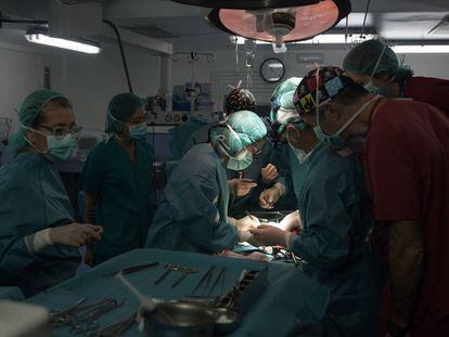 Intervención quirurgica del doctor Manuel López Santamaría acompañado de su equipo en el Hospital Universitario La Paz