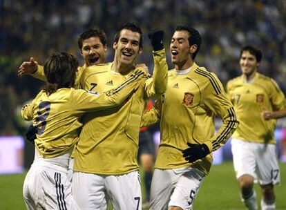 Silva, Xabi Alonso, Negredo y Busquets celebran uno de los goles de España.