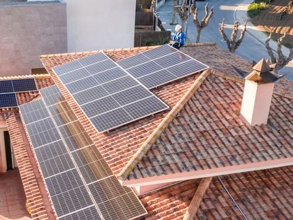 Instalación de paneles fotovoltaicos en una vivienda para autoconsumo energético.