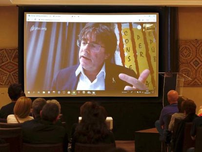El expresident Carles Puigdemont interviene por videoconferencia en el acto de campaña que JxCat, el pasado domingo.