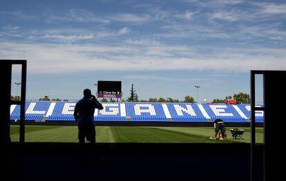 Puesta a punto del Estadio de Butarque para el estreno en Primera Division del Club Deportivo Leganes. Todas las butacas son nuevas y la capacidad ha aumentado de 8.000 a 11.000 personas.