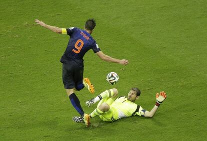 Robin van Persie derriba a Iker Casillas antes de anotar durante el partido de fútbol Grupo B Copa del mundo entre España y los países bajos