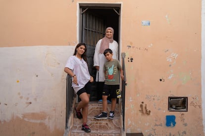 En otra zona de la ciudad se ubica el llamado barrio hebreo de Melilla, donde antiguamente habitaban judíos sefardíes en calles llamadas Sion o Hebrón. Hoy quedan muy pocos. En la imagen, una familia residente del barrio en el portal de su casa.