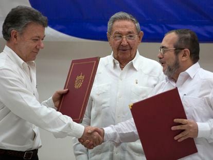 El expresidente de Colombia, Juan Manuel Santos y Rodrigo Londoño alias "Timochenko", comandante de las FARC, durante una ceremonia de firma de un alto el fuego y un acuerdo de desarme rebelde, en La Habana, Cuba en 2016.