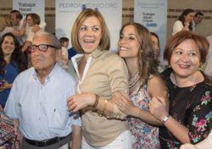 La secretaria general del PP, María Dolores de Cospedal, posa con varios de los asistentes a un mitin almuerzo público en Cieza (Murcia). EFE