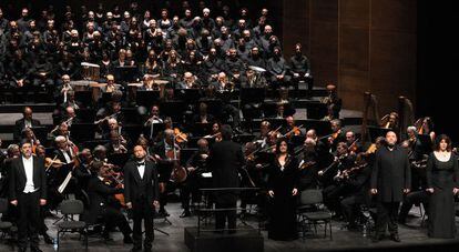 La Orquesta, Coro y solistas del Festival de Bayreuth, anoche en el Liceo durante la interpretaci&oacute;n de &#039;El holand&eacute;s errante&#039;.