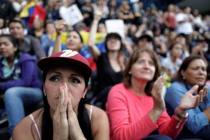 Una mujer llora en una concentraci&oacute;n de homenaje a las v&iacute;ctimas de la represi&oacute;n en Venezuela.