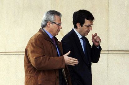 Los jueces de la Audiencia Nacional Baltasar Garzón y Fernando Andreu, ayer a la salida del tribunal.