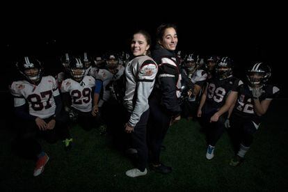 Olga Sotillo y Cristina Gómez, miembros del Black Demons Las Rozas, junto a su equipo.