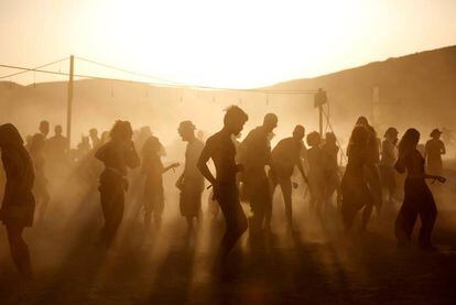 Un grupo de jóvenes bailan en el Midburn, la versión israelí del 'Burning Man'.