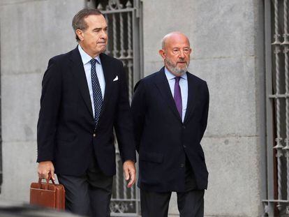 El expresidente del Banco Popular Emilio Saracho (derecha), a su llegada a la Audiencia Nacional para comparecer como investigado.