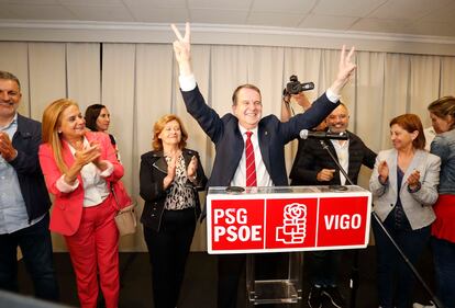El alcalde de Vigo, el socialsita Abel Caballero, celebra su mayoría absoluta este domingo en un hotel de la ciudad gallega.