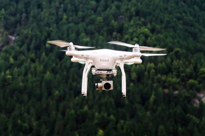 Un dron sobrevolando un bosque en Grecia Jason Blackeye 