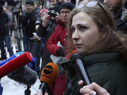 La Pussy Riot Maria Aliokhina se dirige a los medios después de haber salido del penal de Nizhny Novgorod.