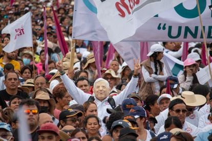 Miles de personas se han congregado este sábado en el Zócalo capitalino para atender el llamado de Andrés Manuel López Obrador, que ha convocado a sus seguidores para informar acerca de las medidas que ha sacado adelante durante su Gobierno. En la imagen, seguidores del mandatario esperan su llegada al Zócalo.