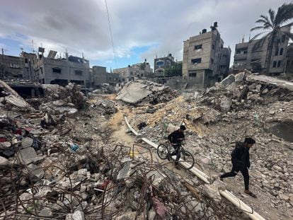 Dos palestinos caminaban entre los escombros de varios edificios, este lunes en Jan Yunis (sur de la Franja de Gaza).