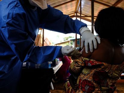 Campaña de vacunación contra el ébola en el centro de salud de Kanzulinzuli, en Beni, en la provincia de Kivu Norte (República Democrática del Congo) durante el mayor brote sufrido en ese país, en 2018-2020.