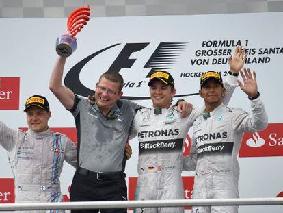 Rosberg celebra la victoria junto a Hamilton, segundo, y Vottas, tercero.