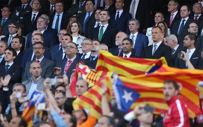 Los reyes Felipe VI y Letizia y el resto de autoridades en el palco mientras suena el himno nacional en el Barcelona (2)-Sevilla (0), final de la Copa del Rey en el estadio Vicente Calderón de Madrid, el 22 de junio de 2016. Esteladas, las banderas independistas catalanas, junto al palco.