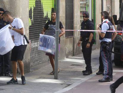 Los Mossos d'Esquadra desalojan a los okupas en el Raval.