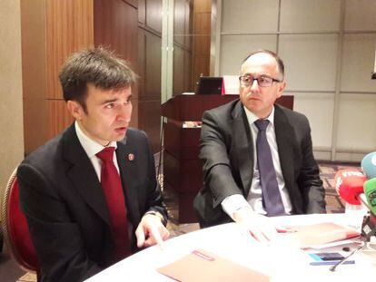 El director comercial de Iberia, Marco Sansavini, junto al presidente de la aerolínea, Luis Gallego, esta mañana en Tokio.