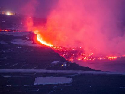 La lava saliendo al mar, en la costa de Tazacorte.