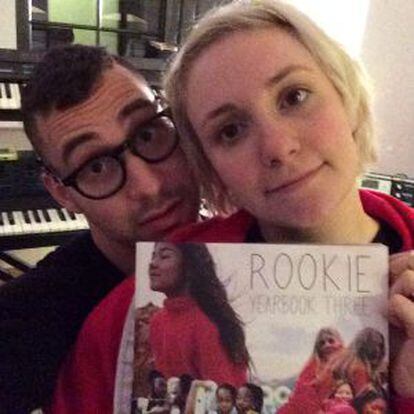 Lena Dunham, en una imagen de su perfil de Instagram, sostiene el libro 'Rookie Yearbook Three'.
