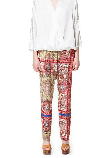Si prefieres dar un aire étnico a tu look opta por este pantalón ancho de Zara (25,95 euros).