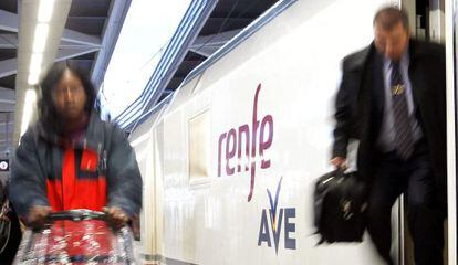 Un viajero desciende de uno de los trenes de alta velocidad (AVE) que une Madrid y la Comunidad Valenciana